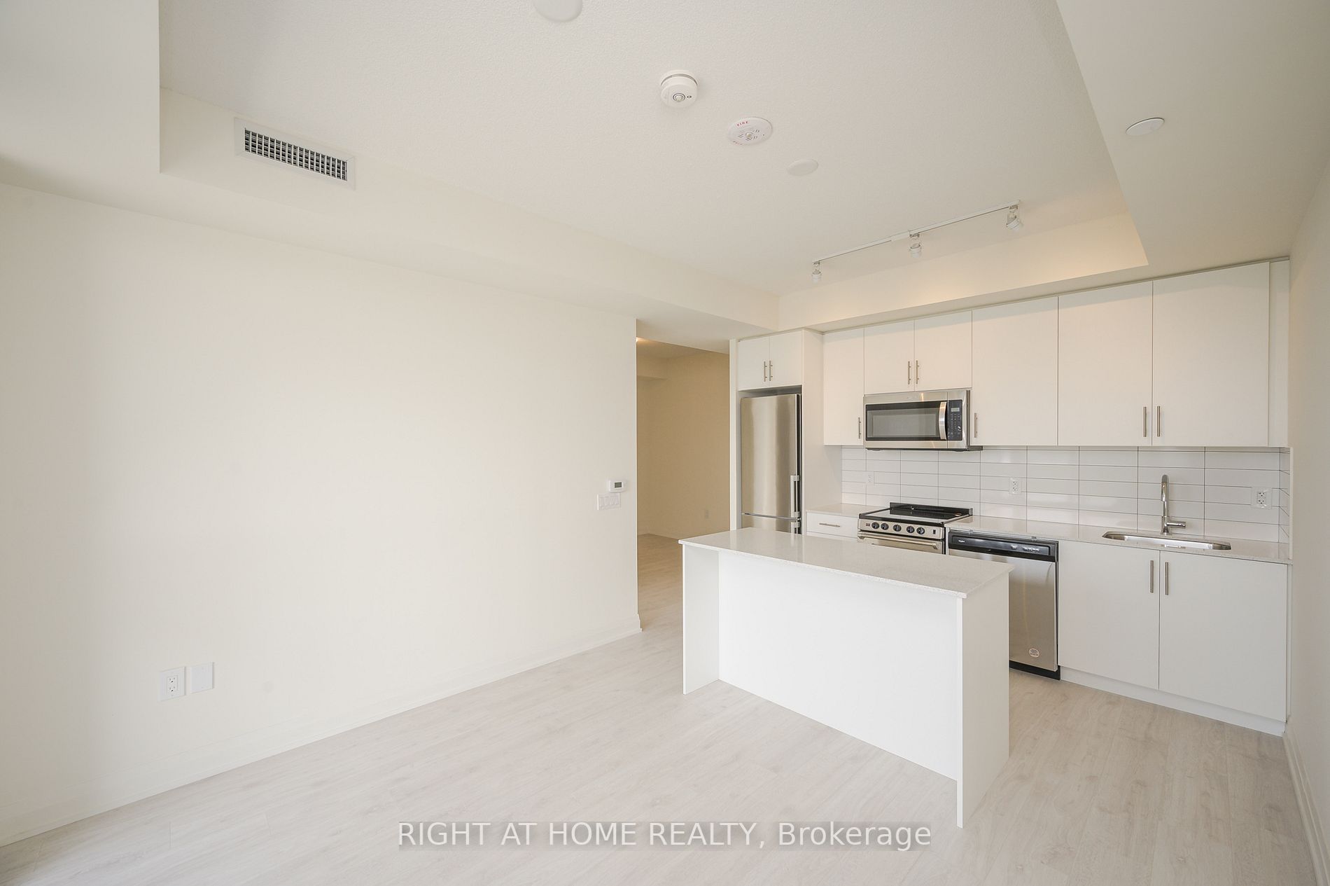 509 Dundas St W, #605