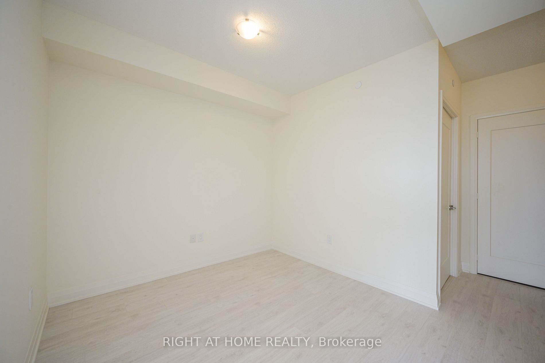 509 Dundas St W, #605