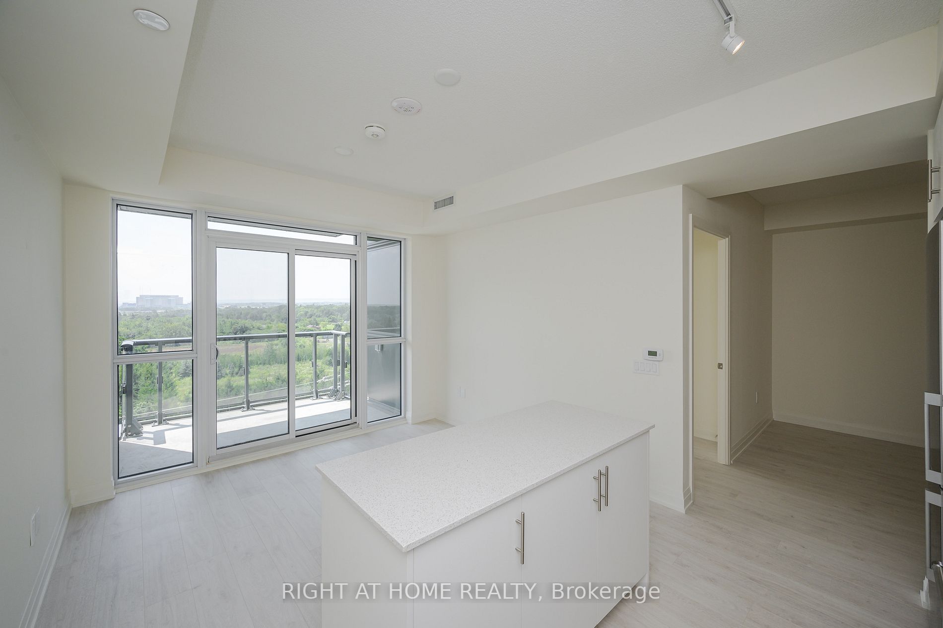 509 Dundas St W, #605