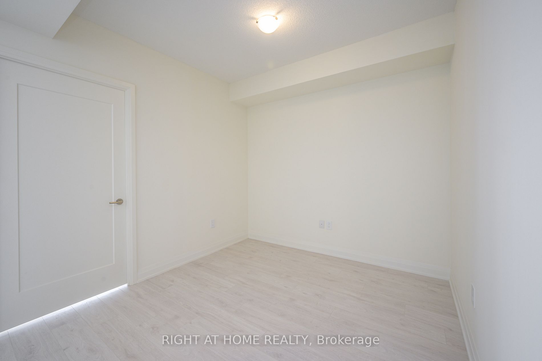 509 Dundas St W, #605