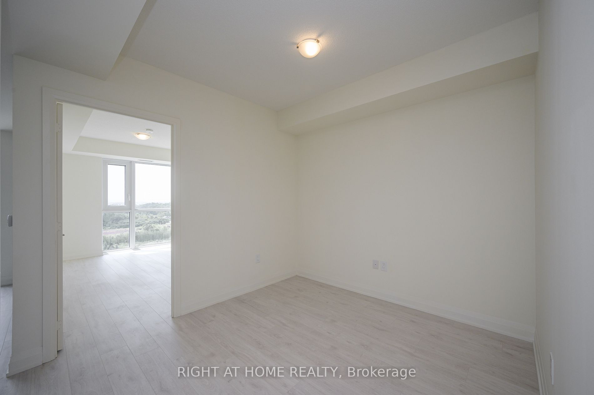 509 Dundas St W, #605