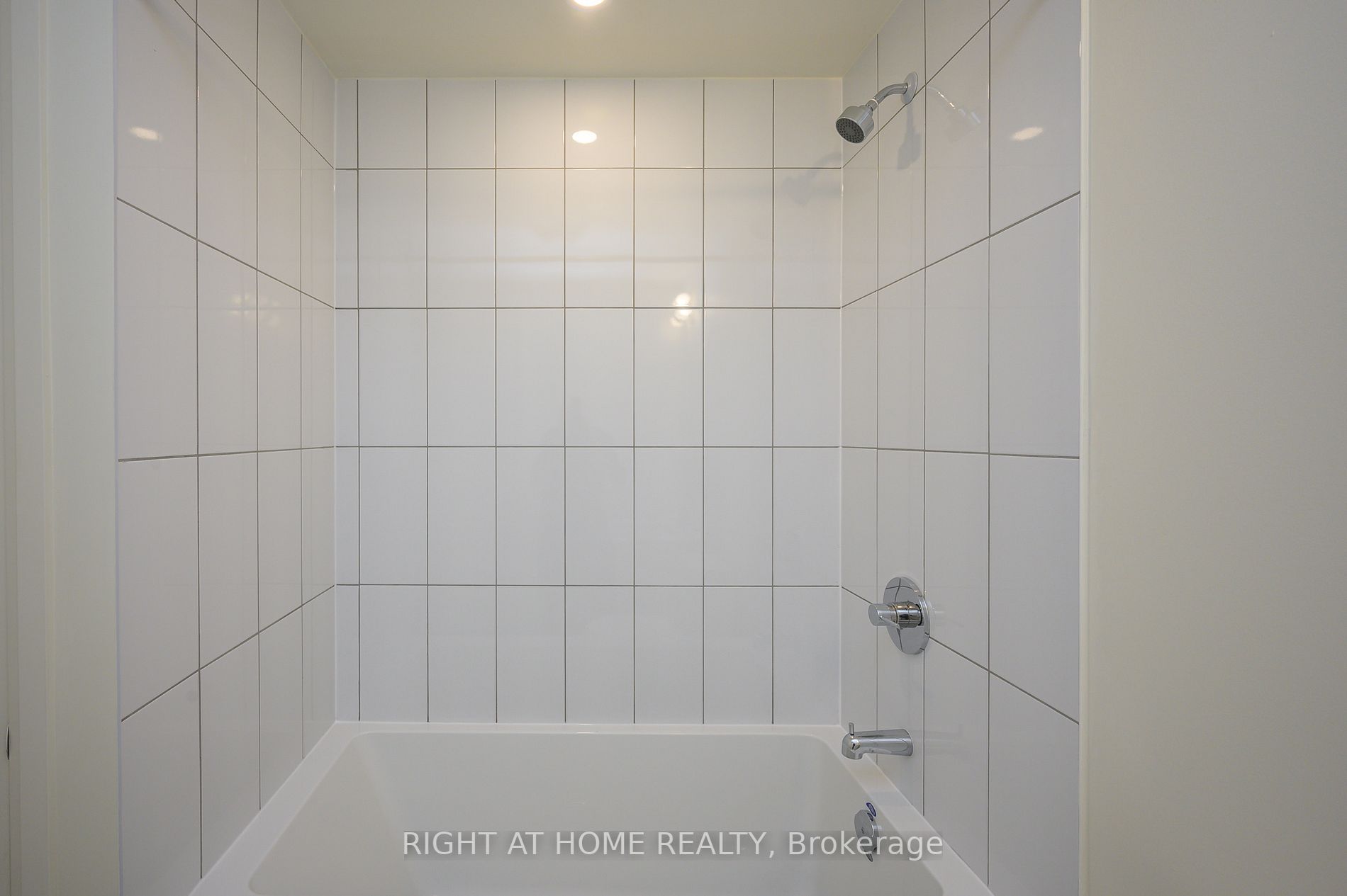509 Dundas St W, #605