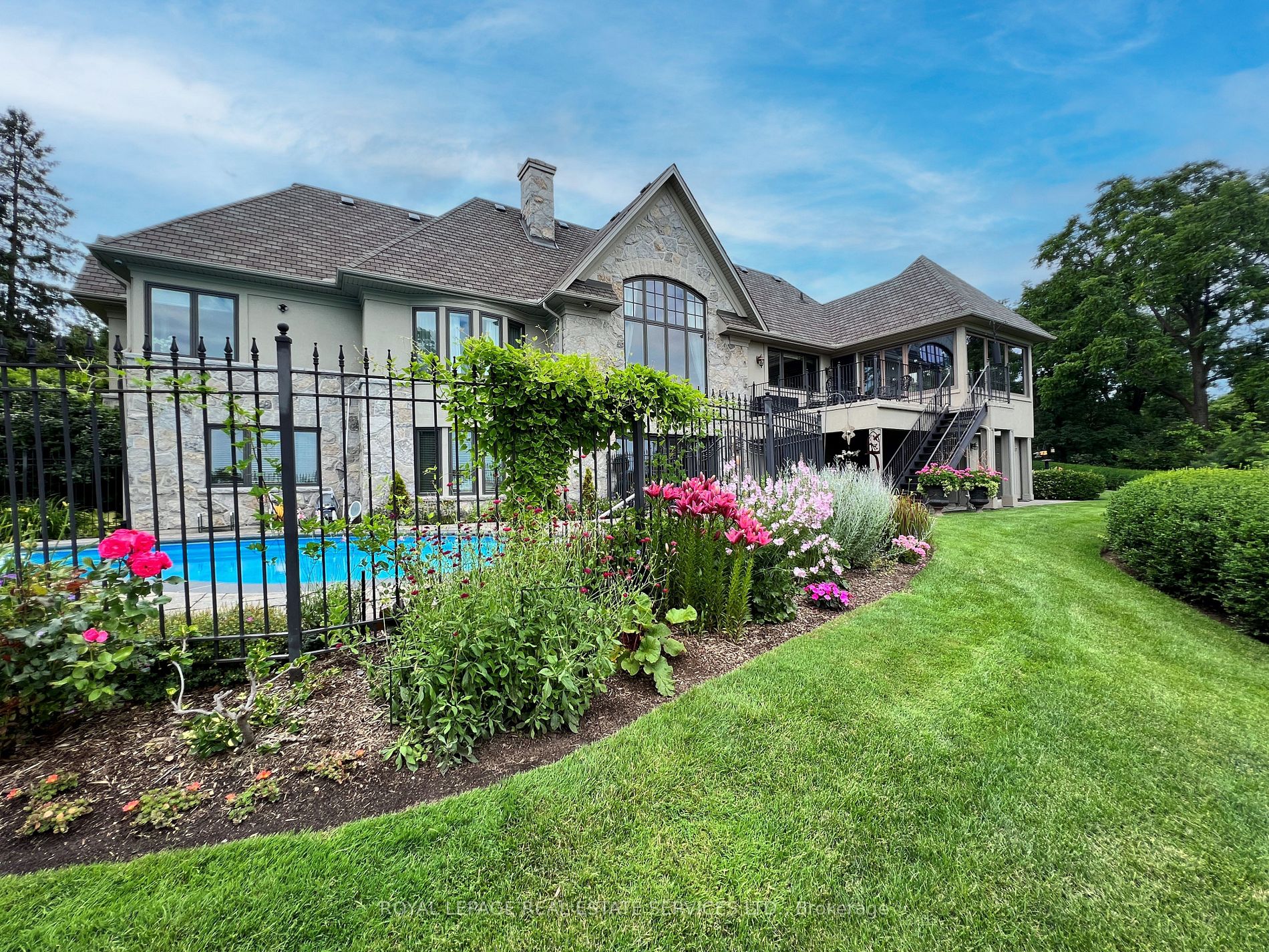 5652 Steeles Ave W
