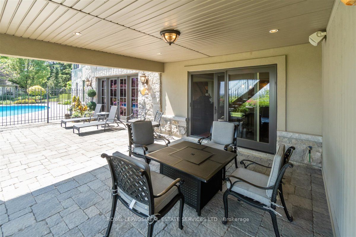 5652 Steeles Ave W