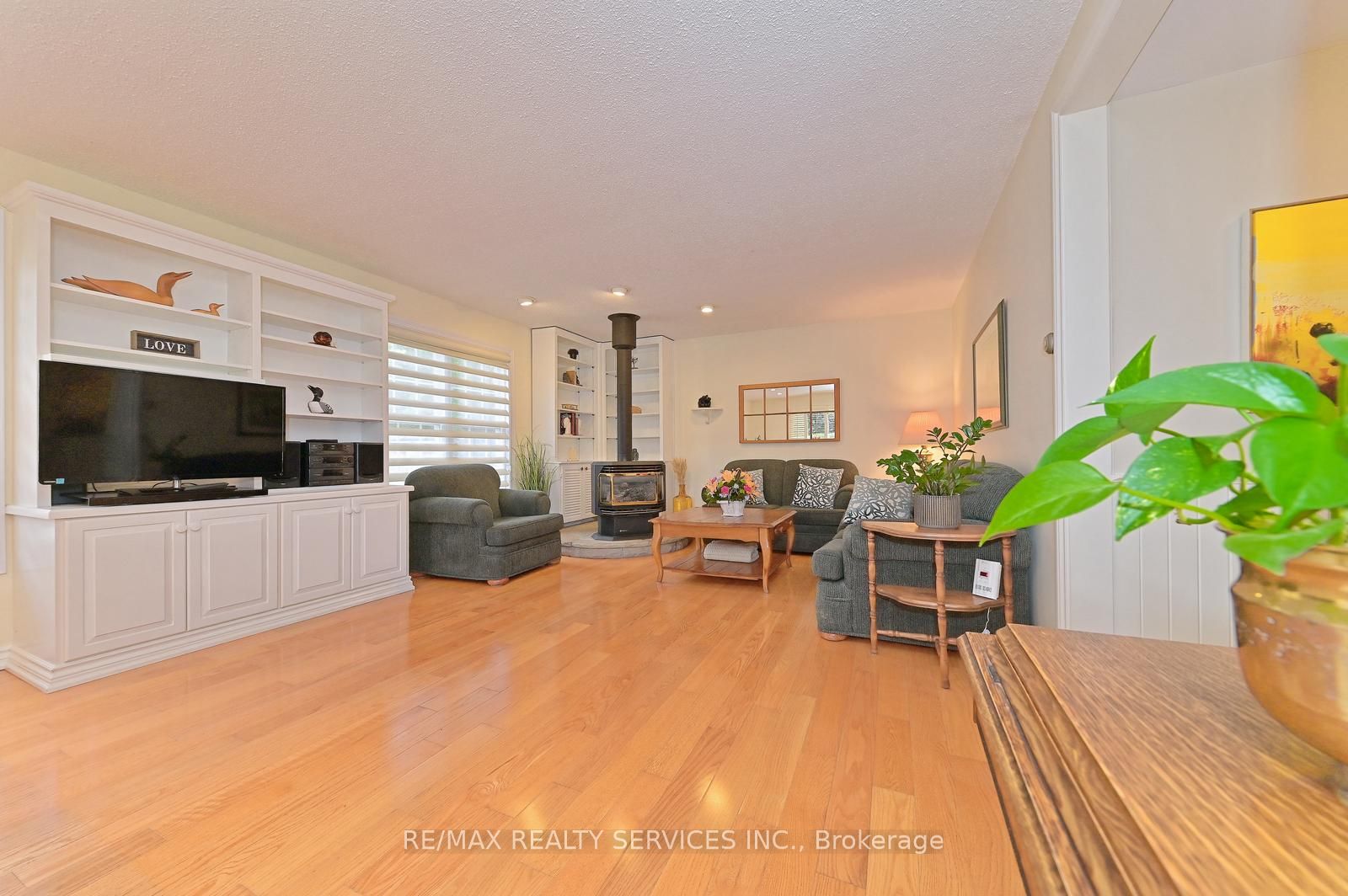 82 Roberts Cres