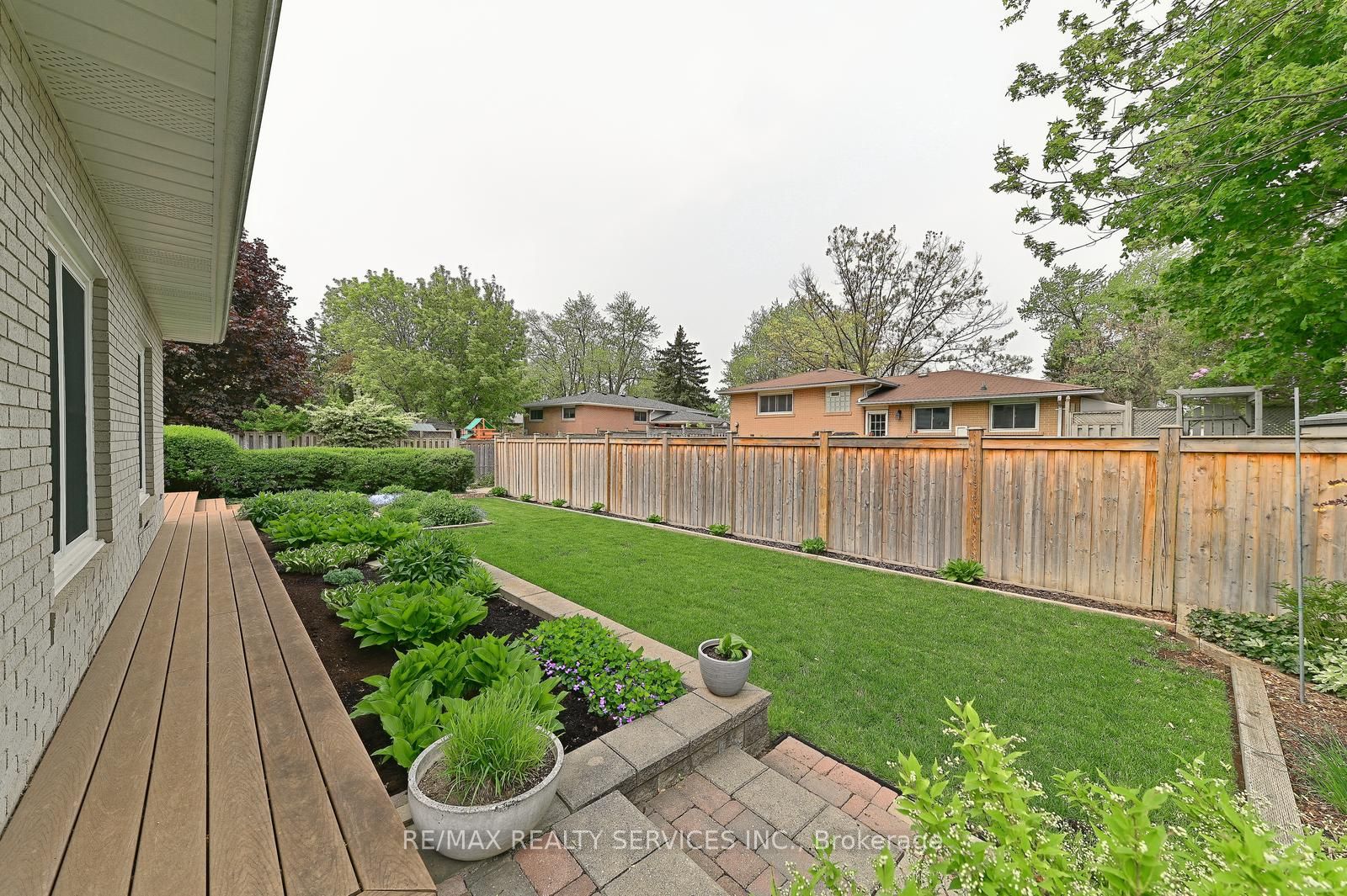 82 Roberts Cres