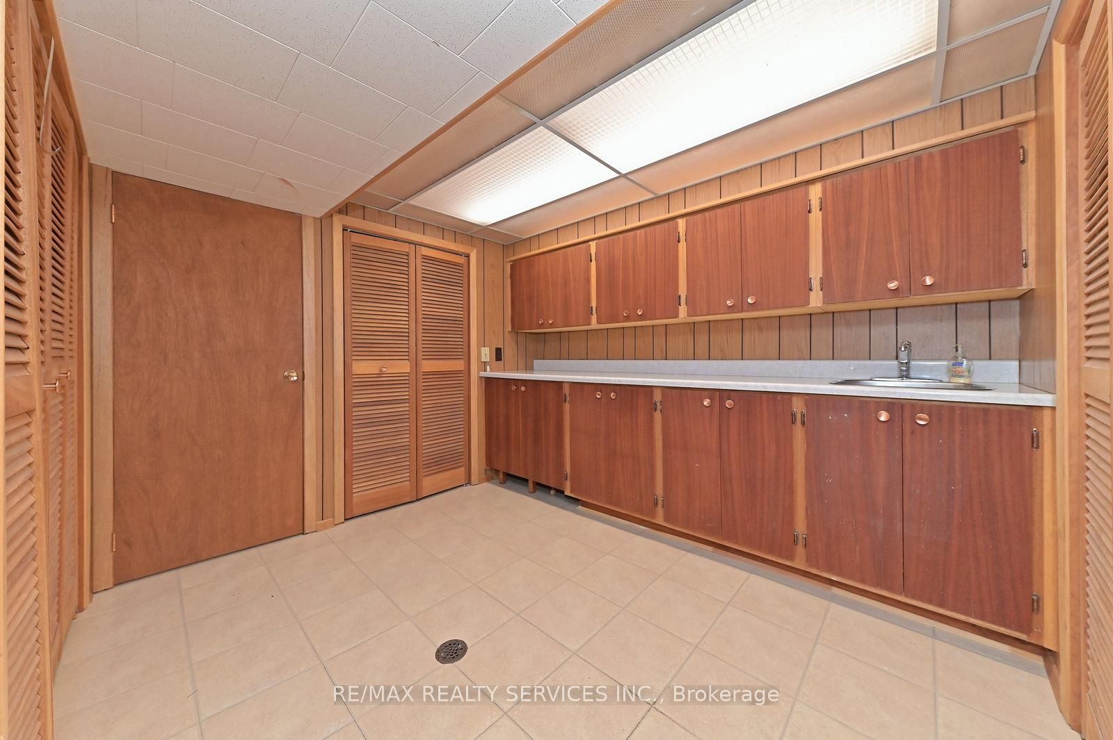 82 Roberts Cres