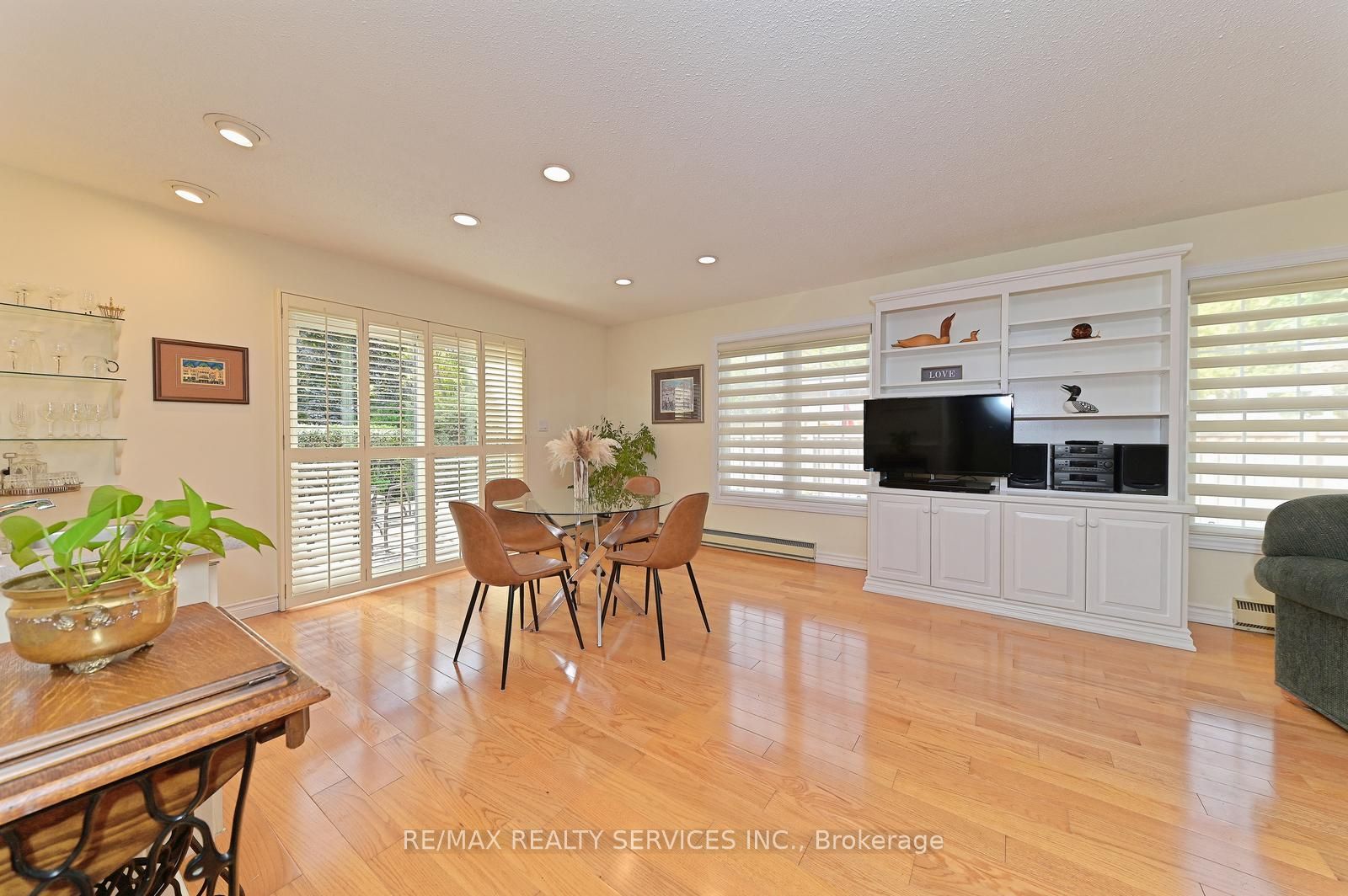 82 Roberts Cres