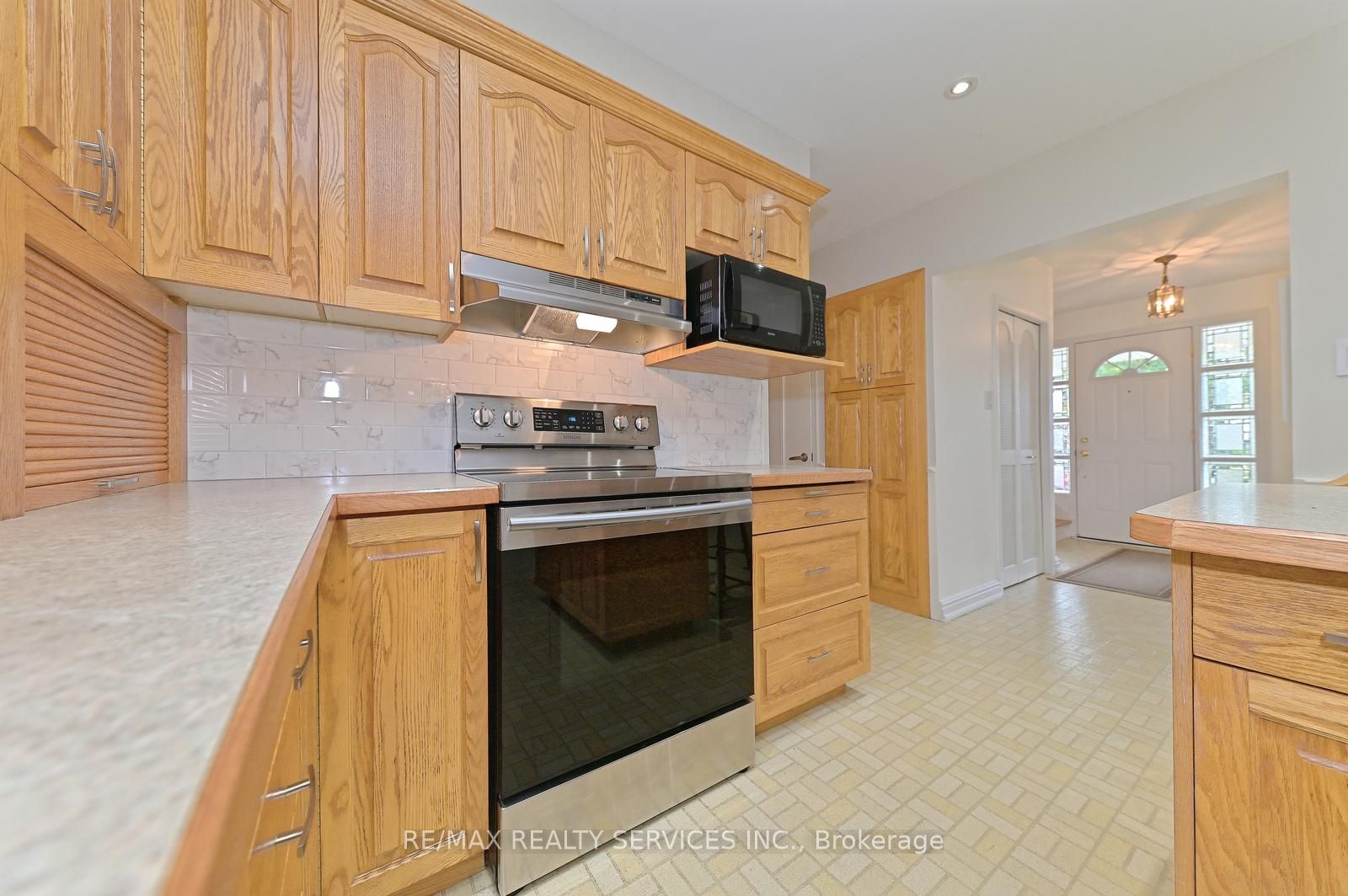 82 Roberts Cres