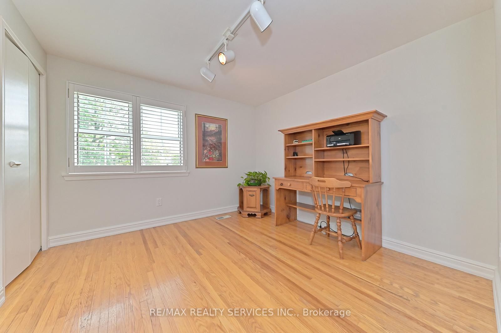 82 Roberts Cres