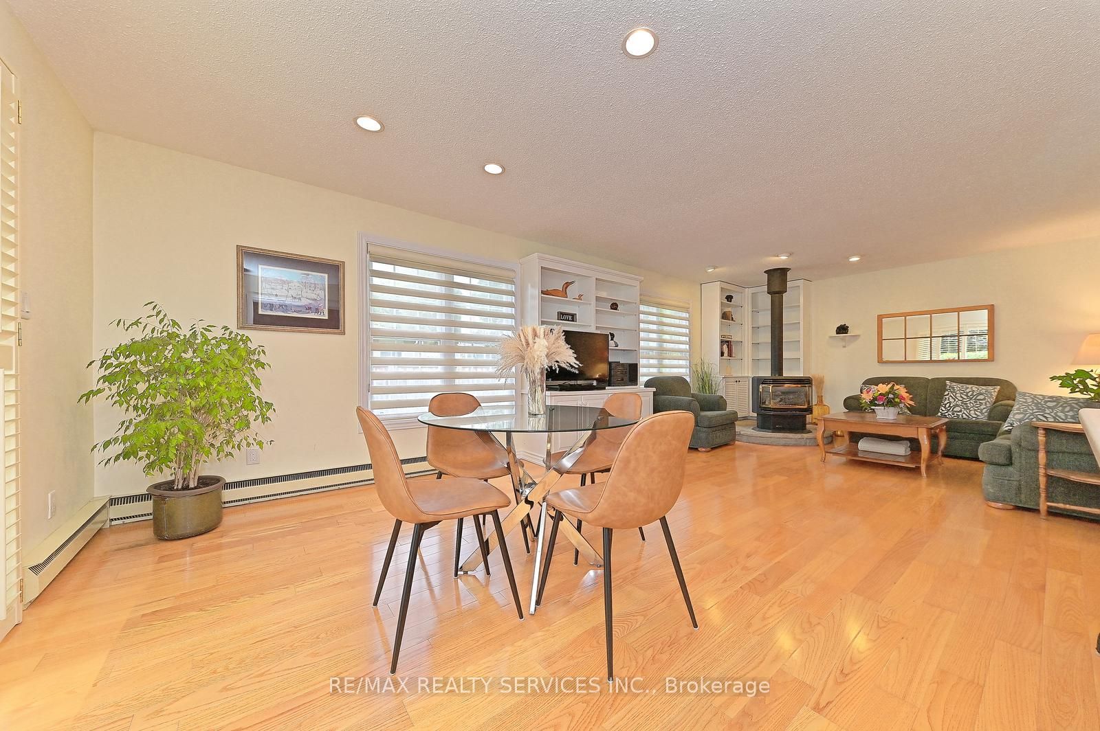 82 Roberts Cres