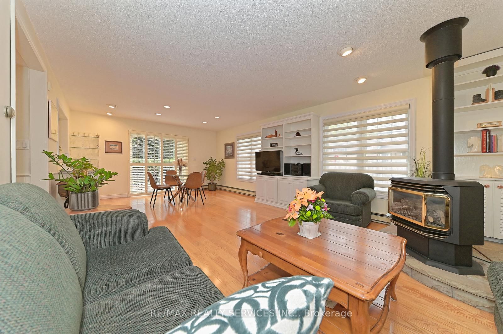82 Roberts Cres