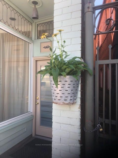 3293 Dundas St W