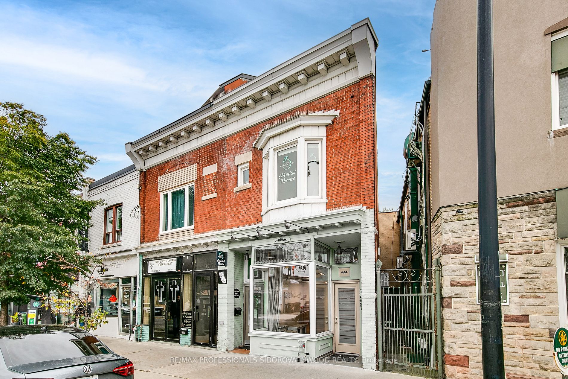 3293 Dundas St W