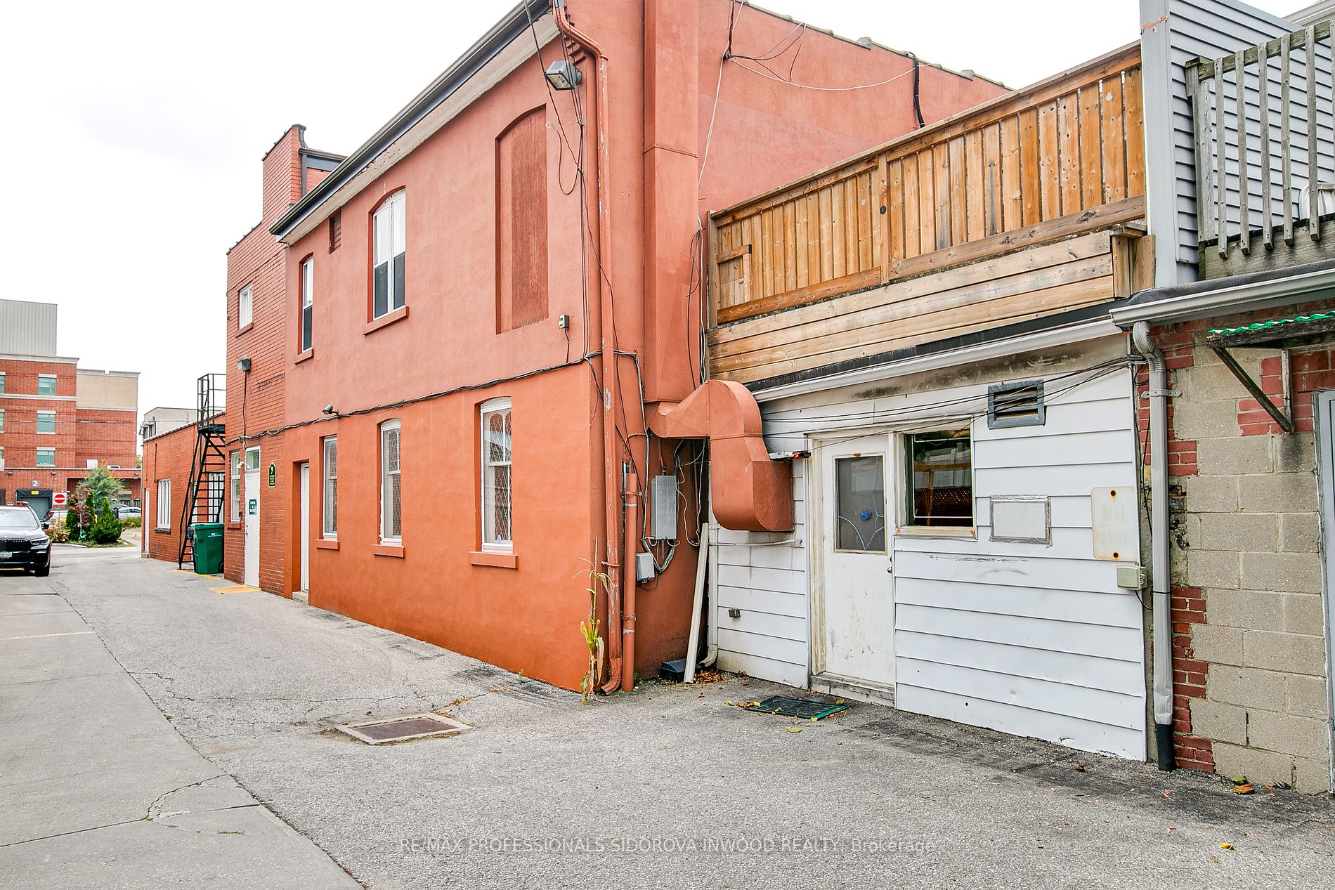 3293 Dundas St W
