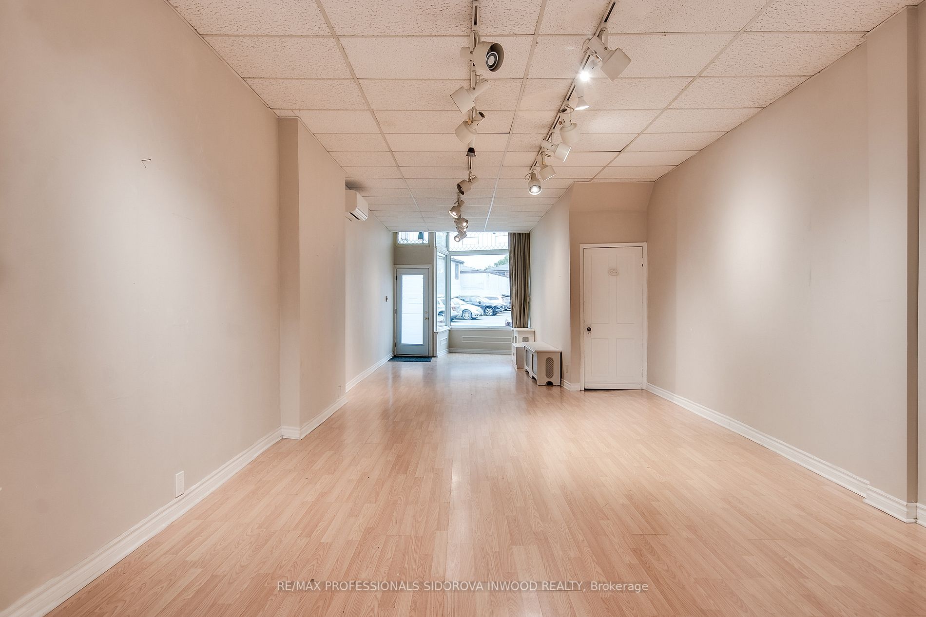 3293 Dundas St W