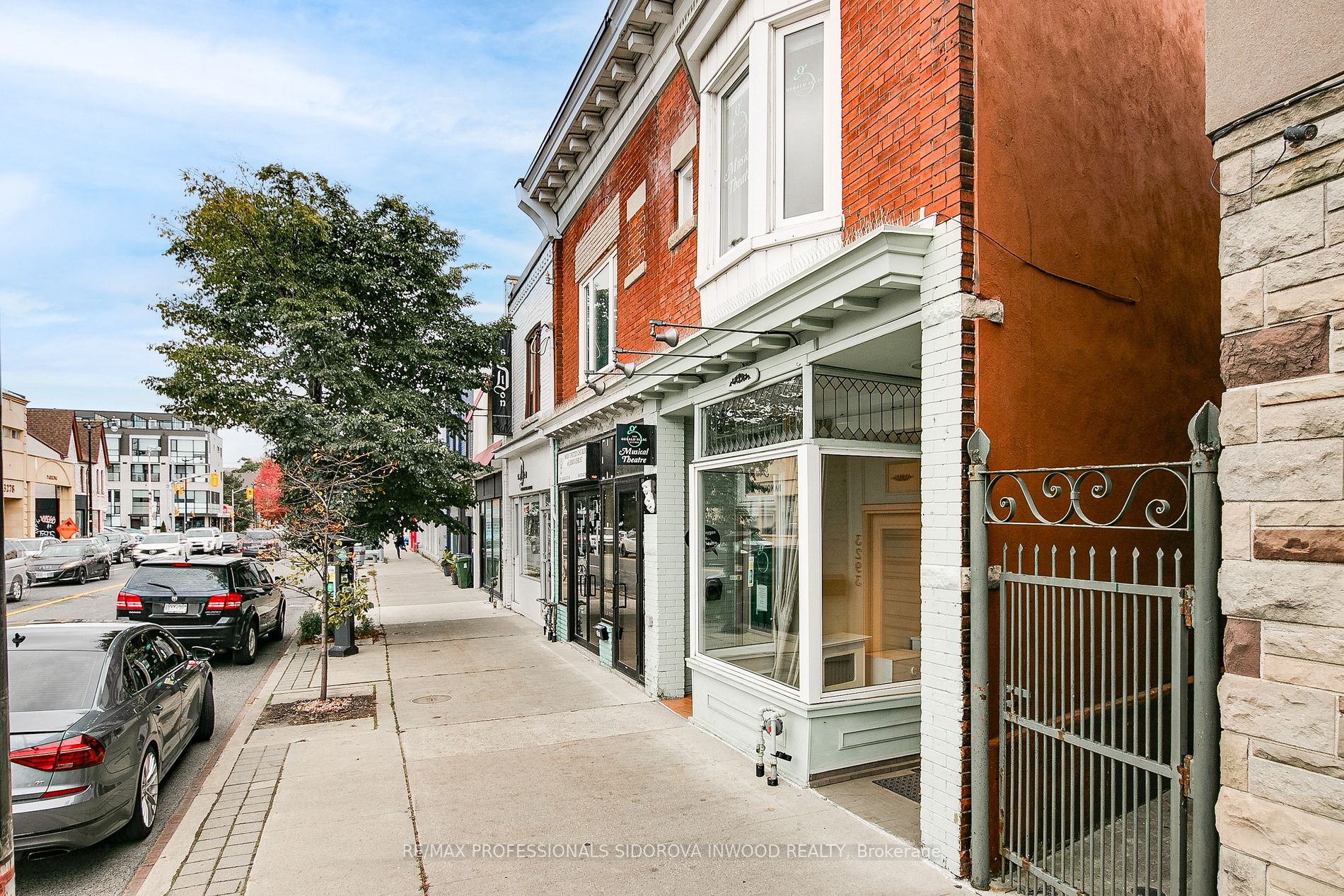 3293 Dundas St W