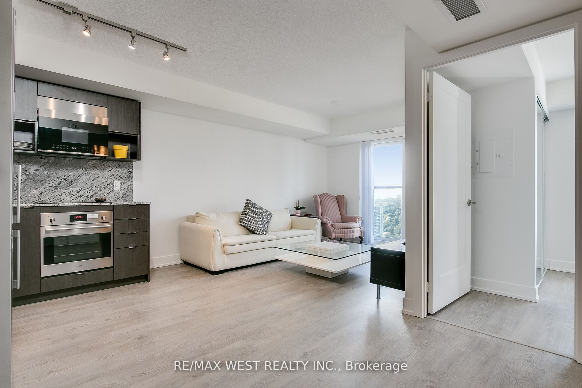 9 Mabelle Ave, #2717