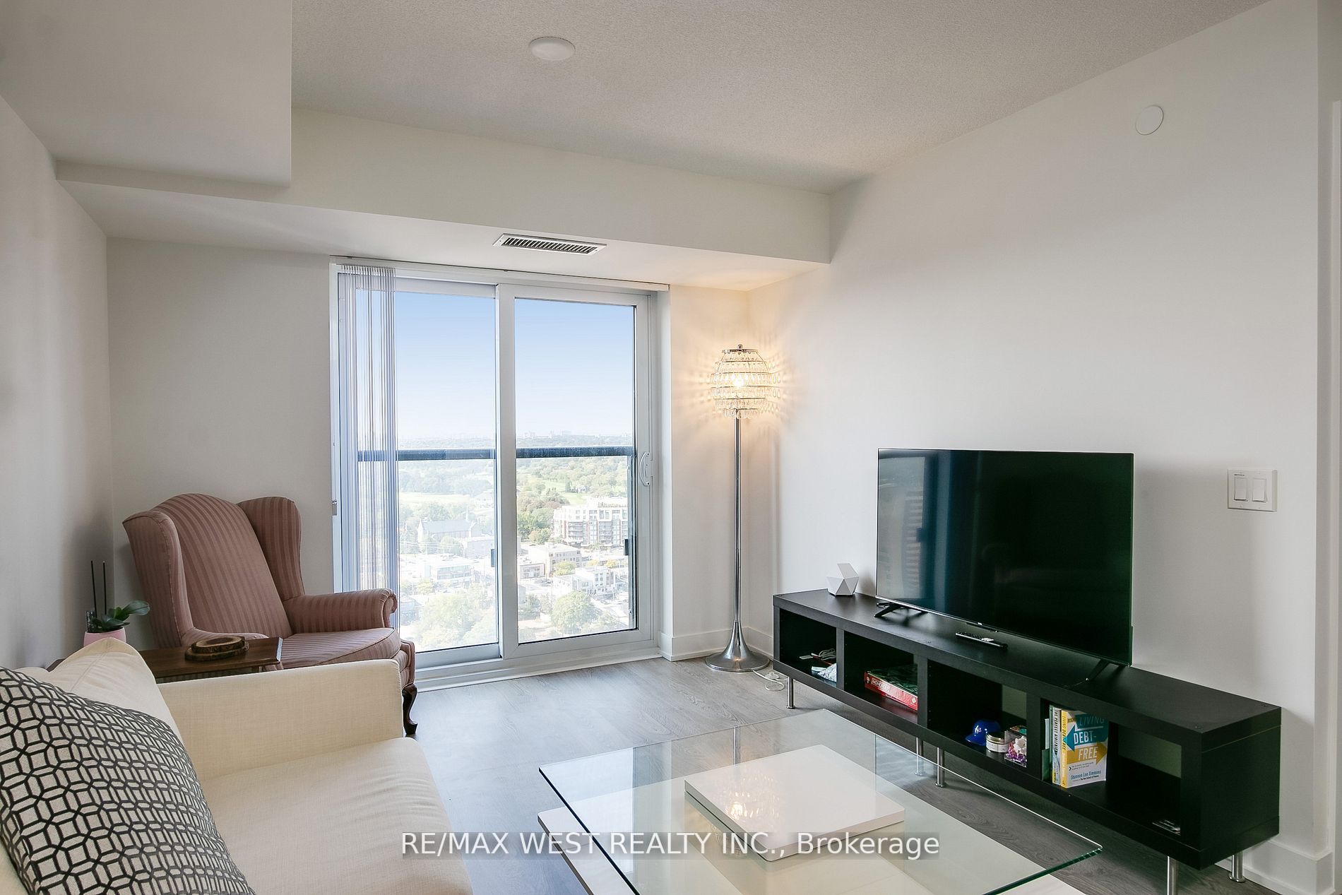 9 Mabelle Ave, #2717