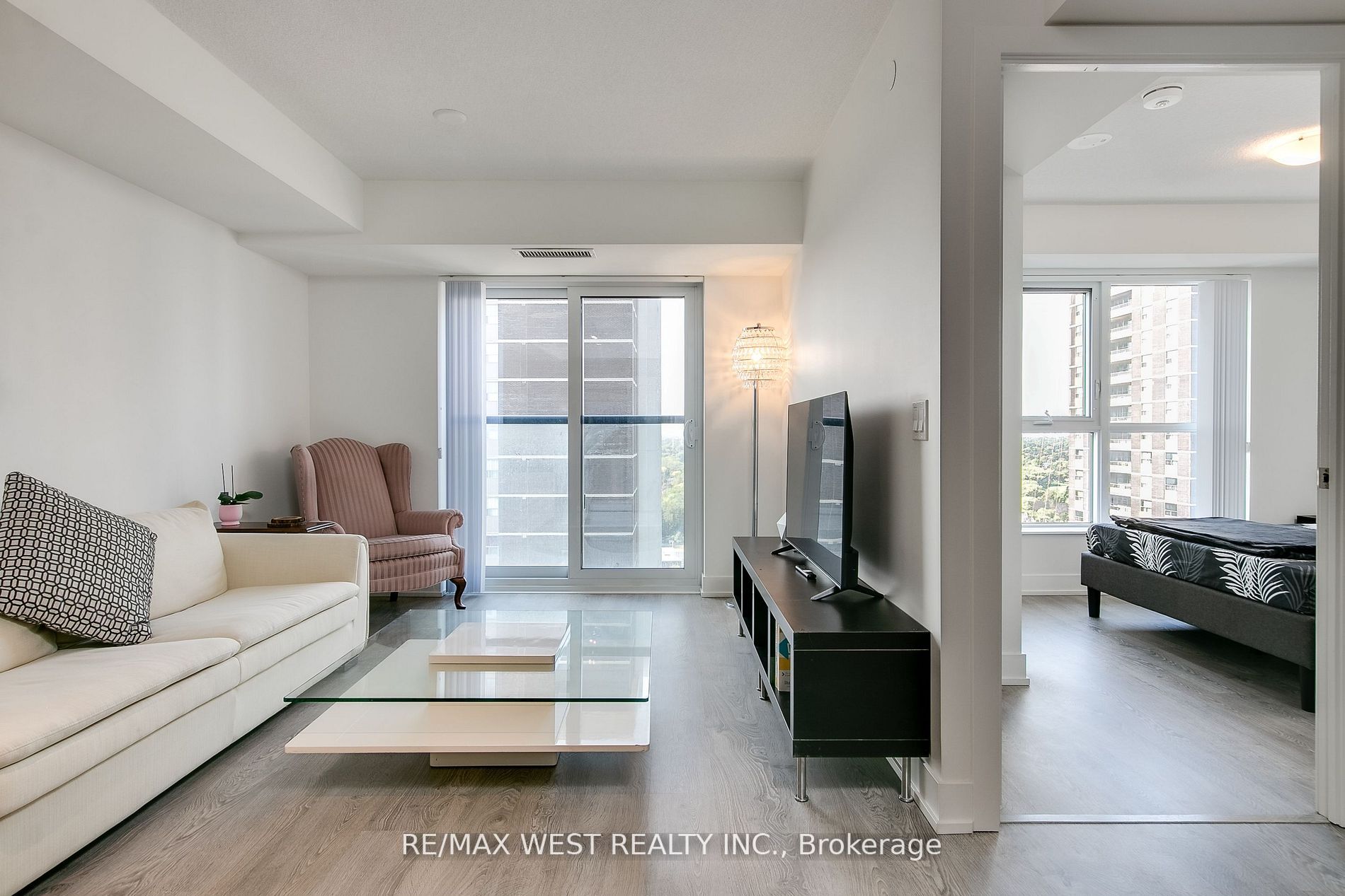 9 Mabelle Ave, #2717