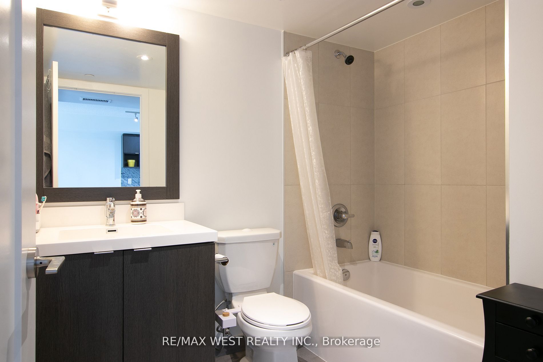 9 Mabelle Ave, #2717