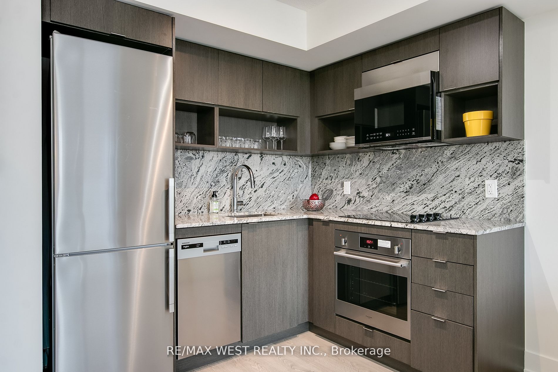 9 Mabelle Ave, #2717