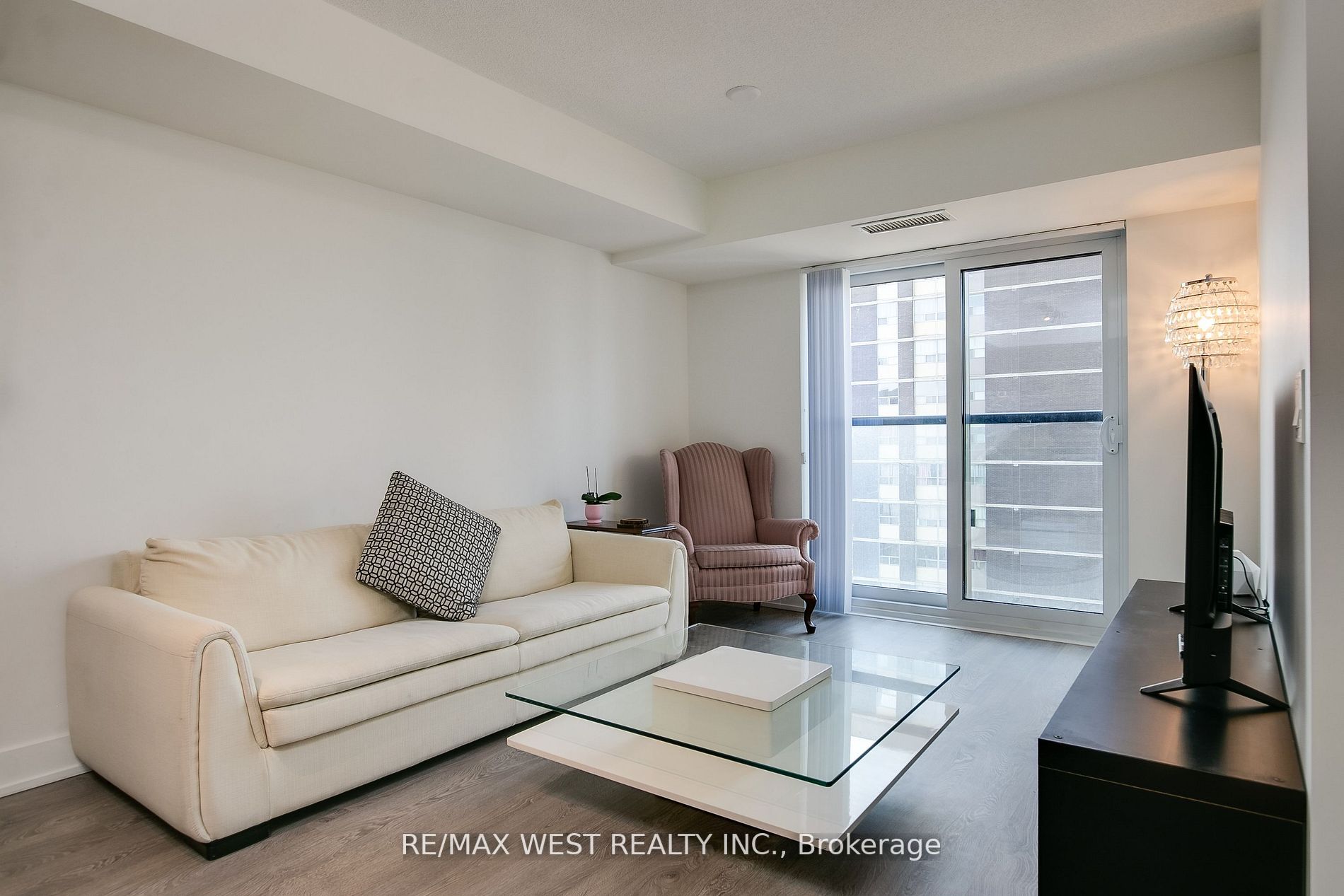 9 Mabelle Ave, #2717