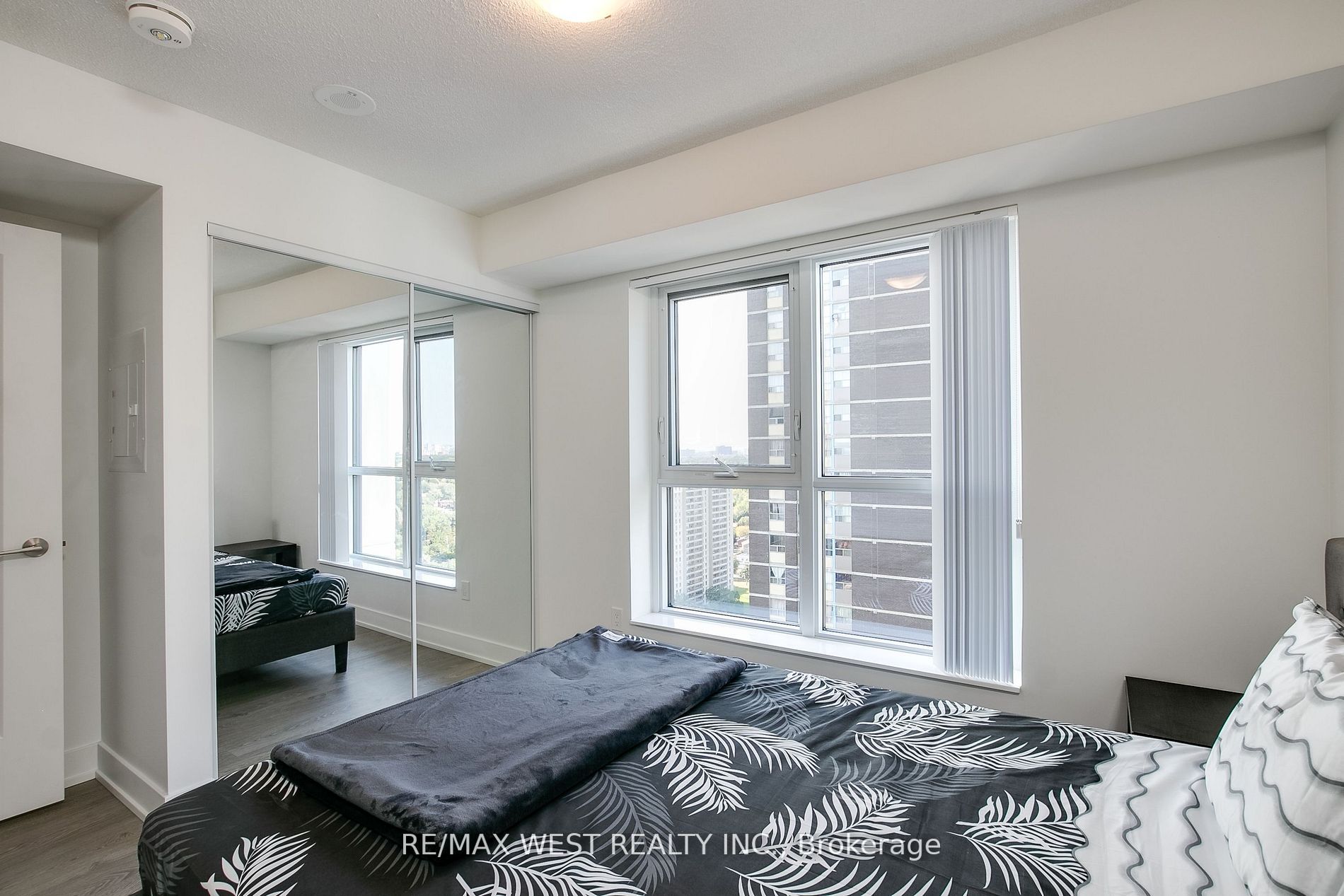 9 Mabelle Ave, #2717