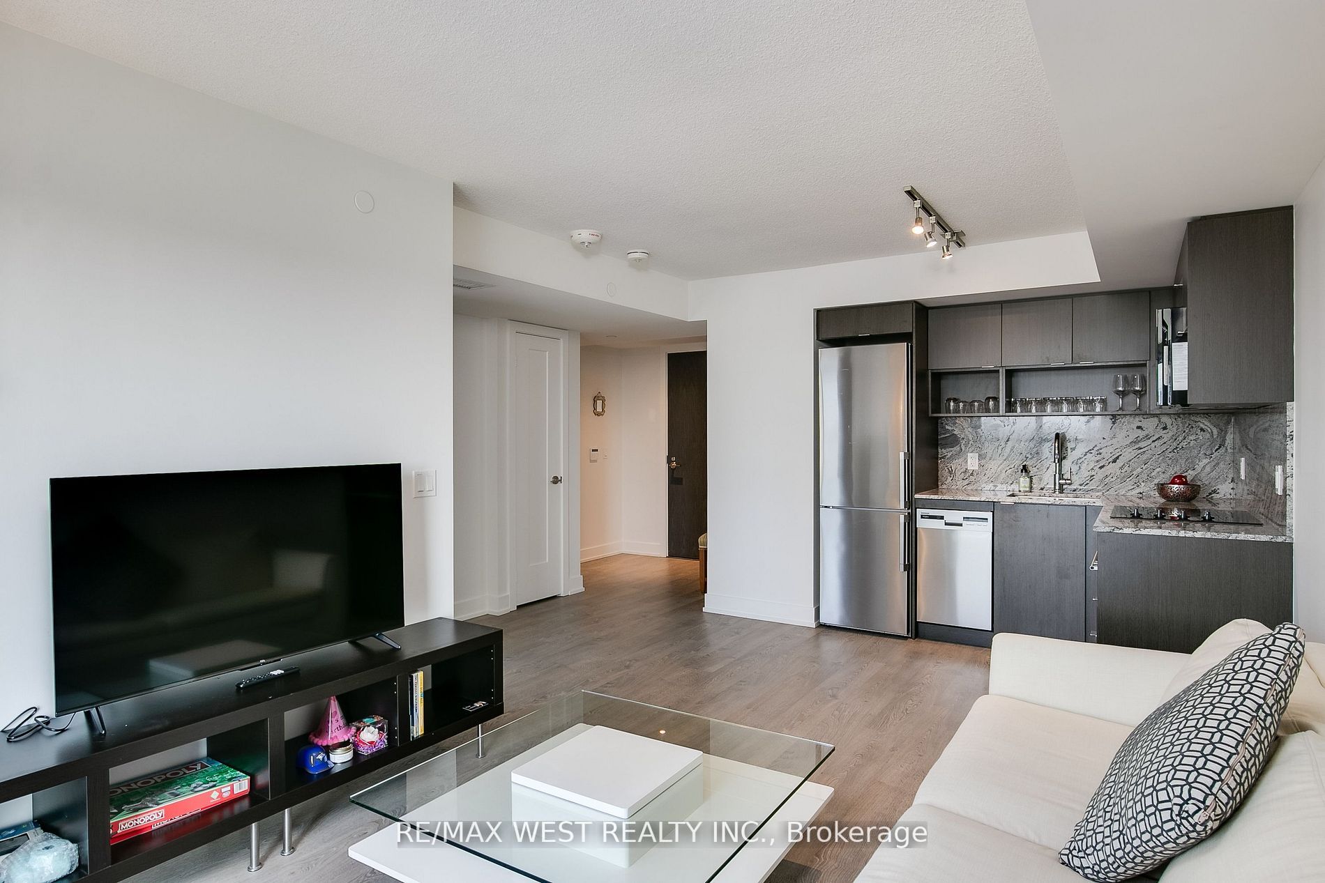 9 Mabelle Ave, #2717