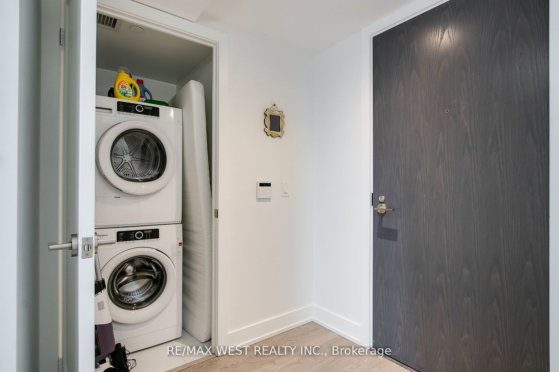 9 Mabelle Ave, #2717