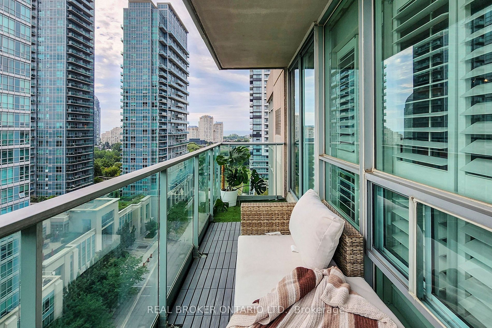 250 Manitoba Street, #728