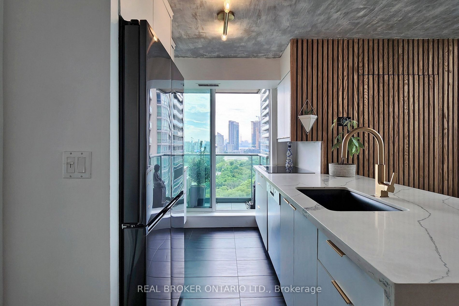 250 Manitoba Street, #728
