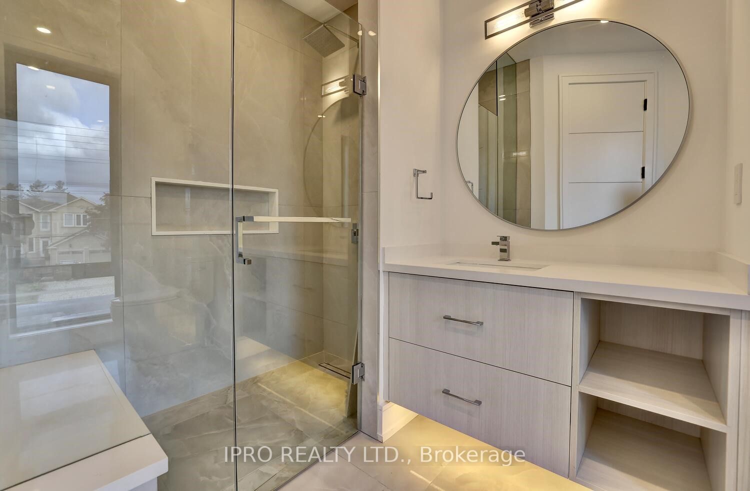 2556 Glengarry Rd