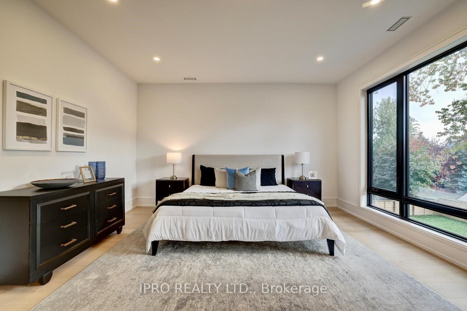 2556 Glengarry Rd