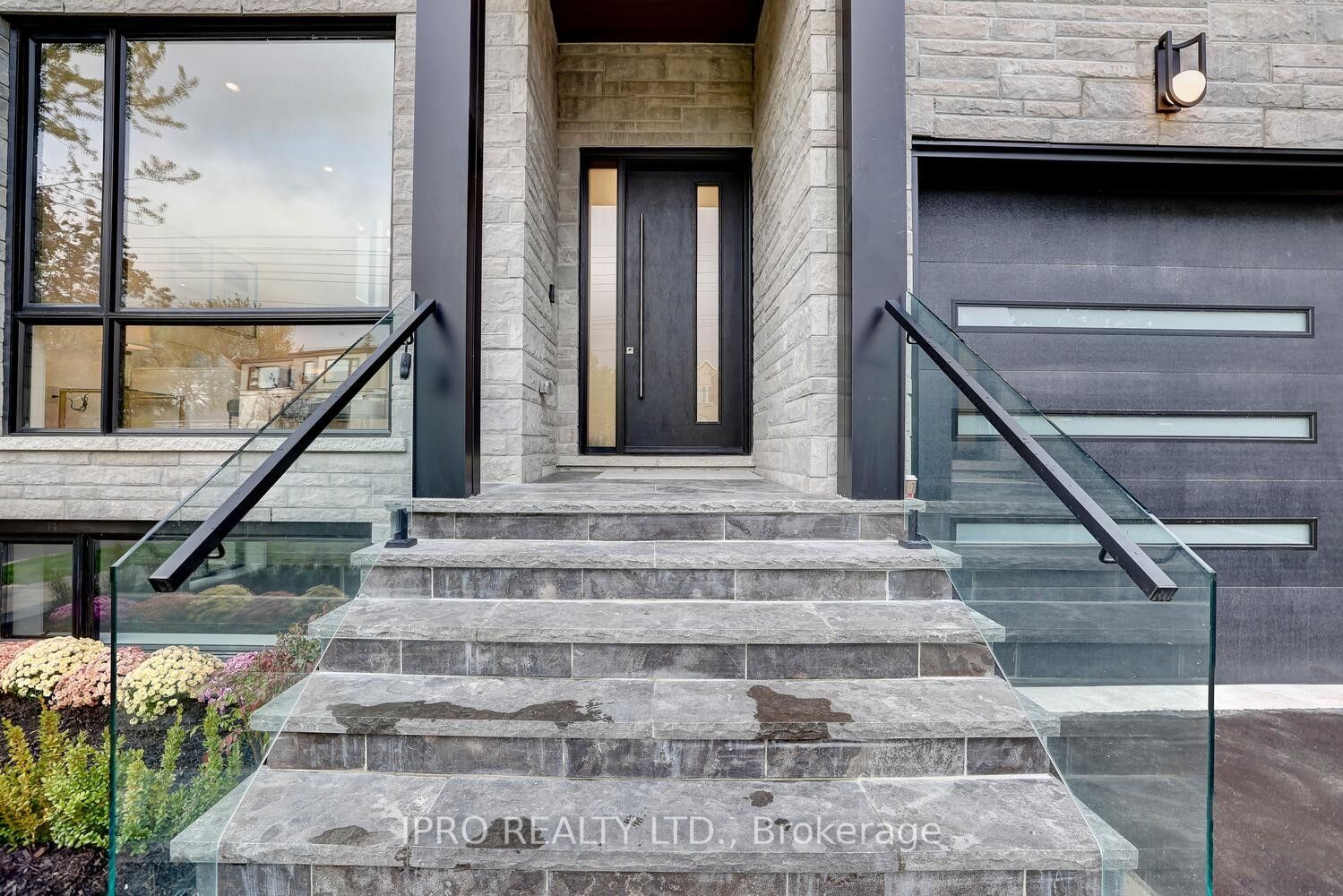 2556 Glengarry Rd