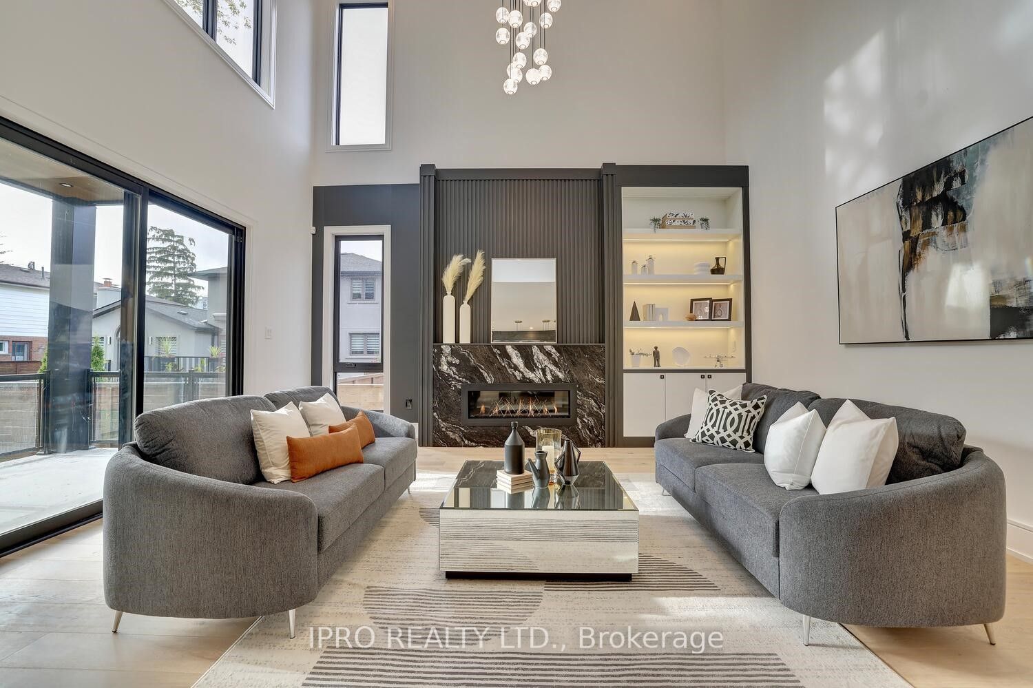 2556 Glengarry Rd