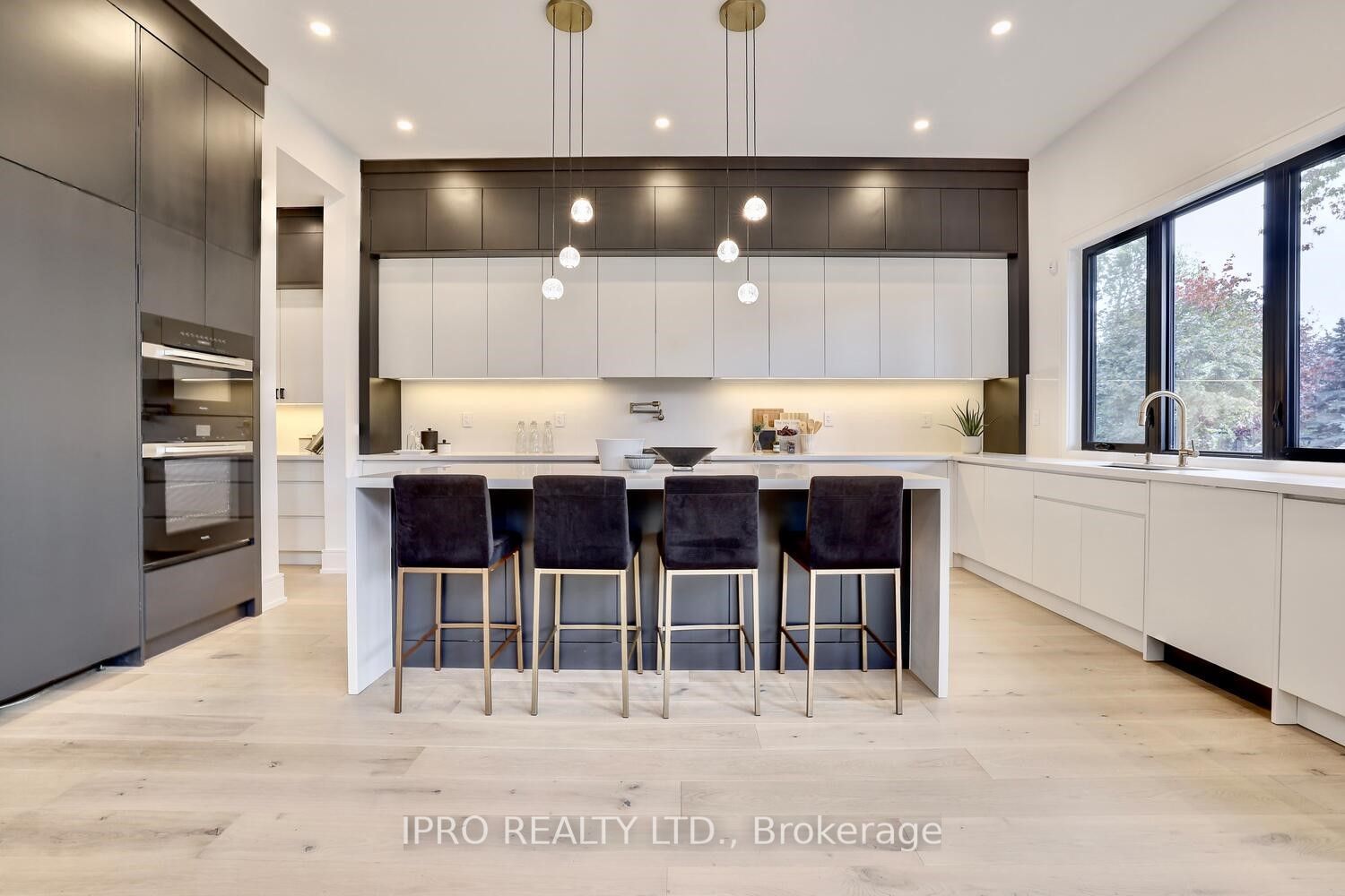 2556 Glengarry Rd