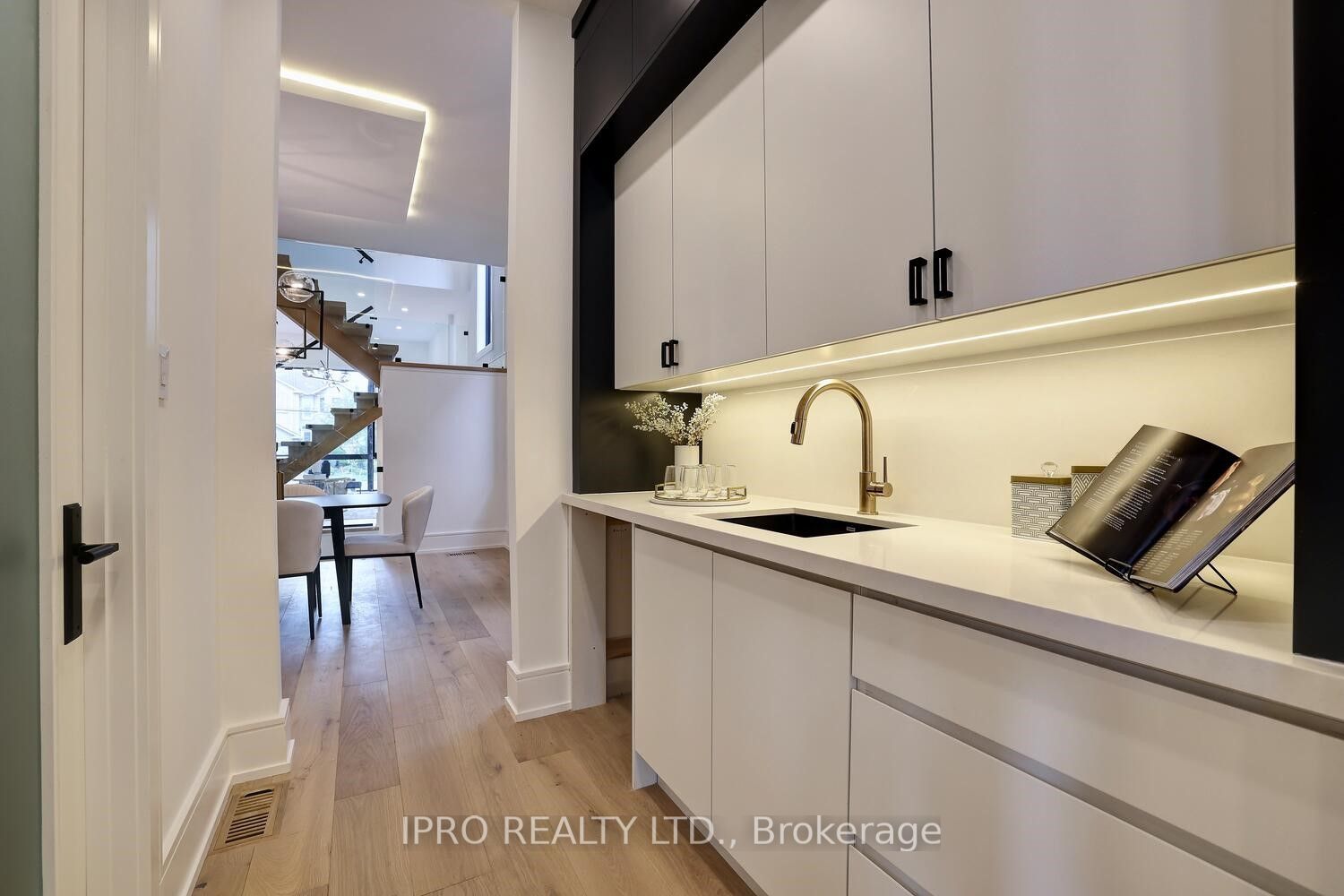 2556 Glengarry Rd
