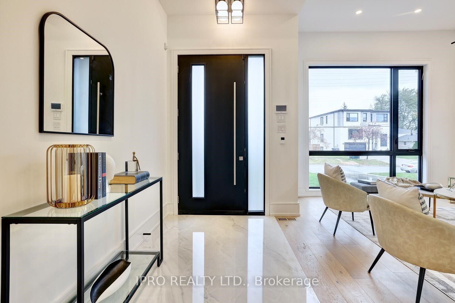 2556 Glengarry Rd