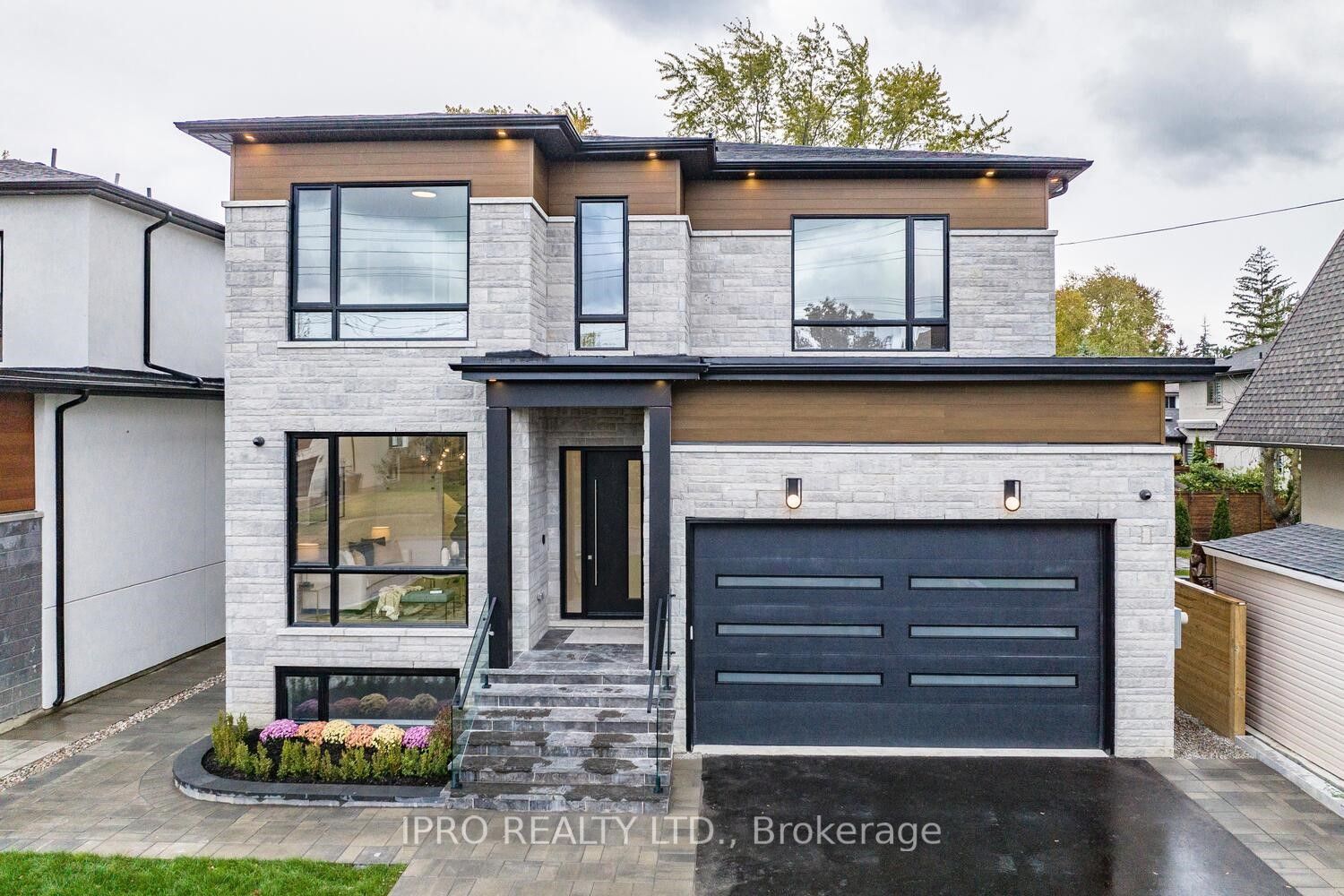 2556 Glengarry Rd