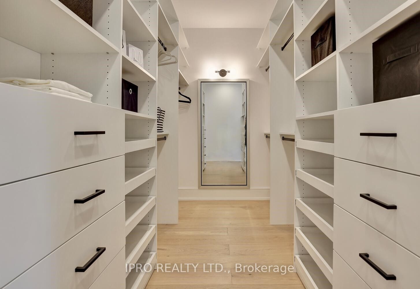 2556 Glengarry Rd