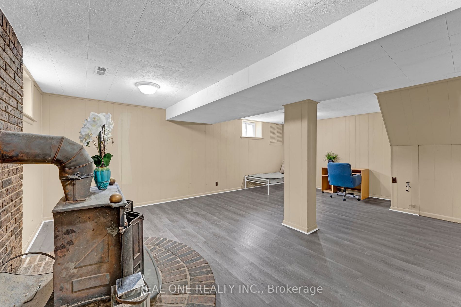 606 Pinegrove Rd