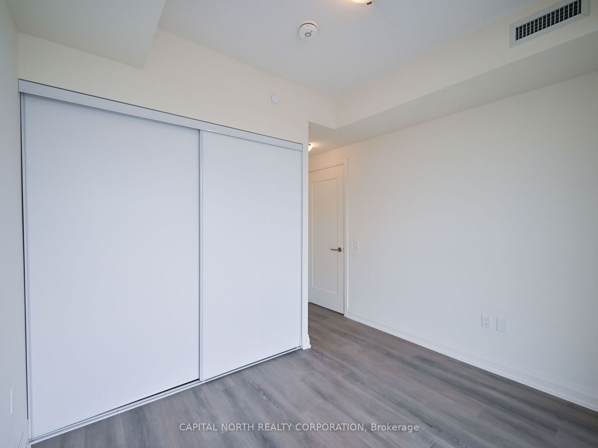 509 Dundas St W, #711