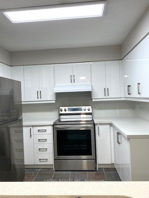 50 Eglinton Ave W, #408