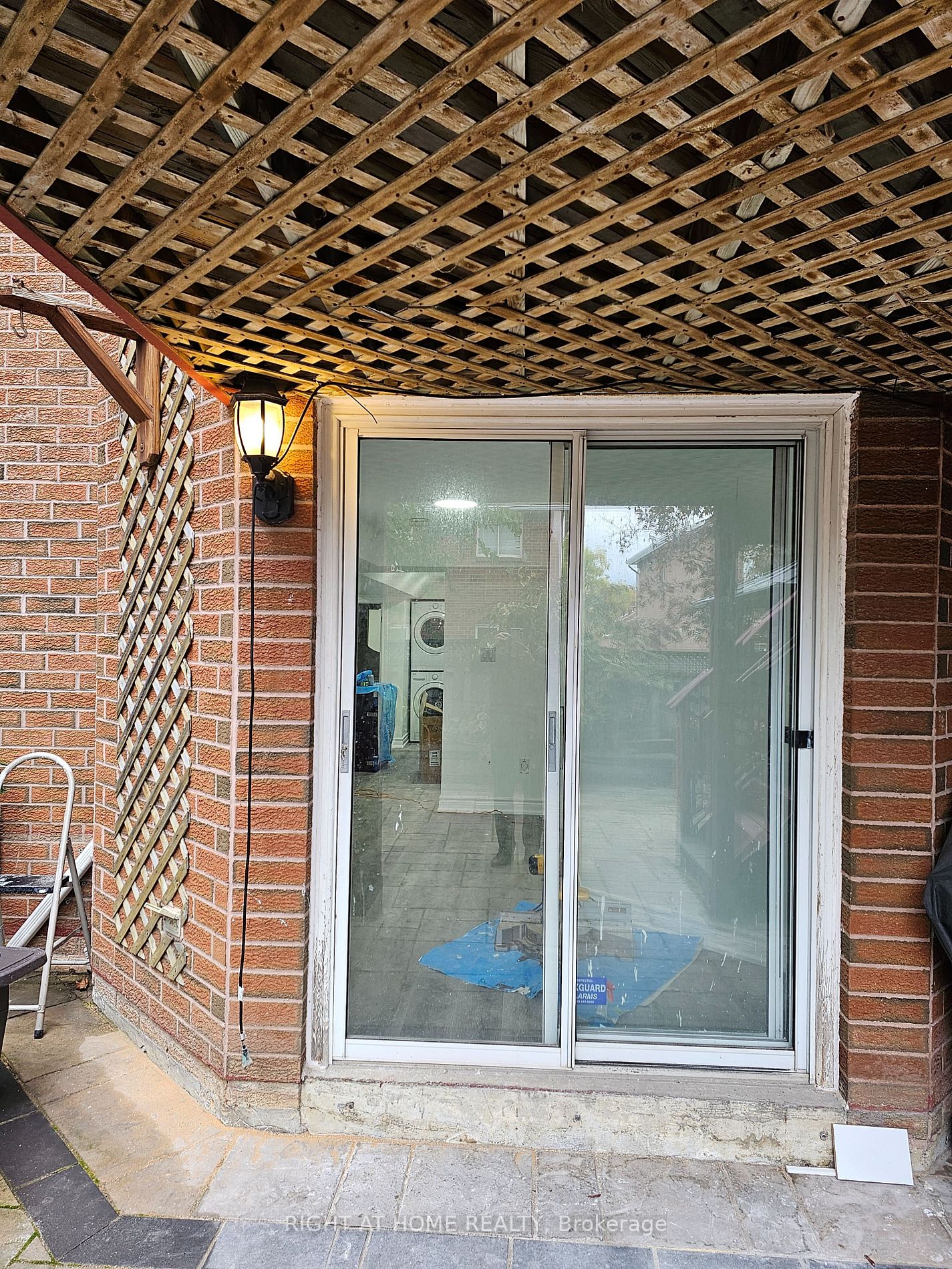 1137 Ewing Cres W