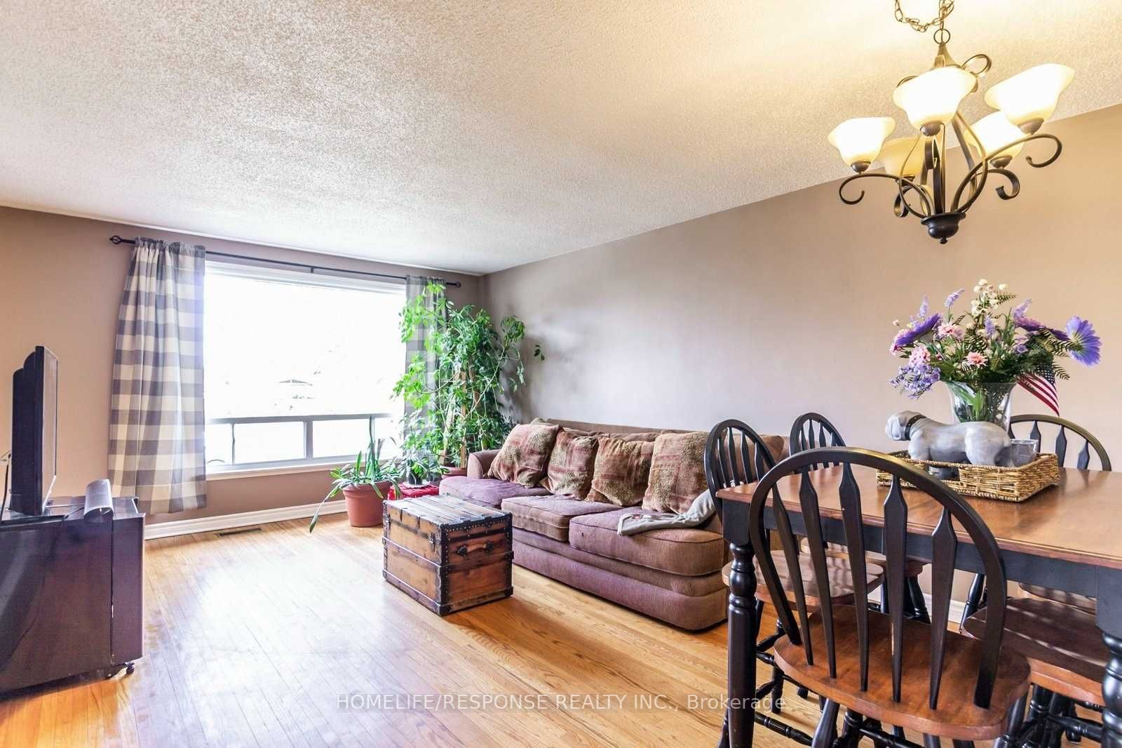 82 Raylawn Cres E