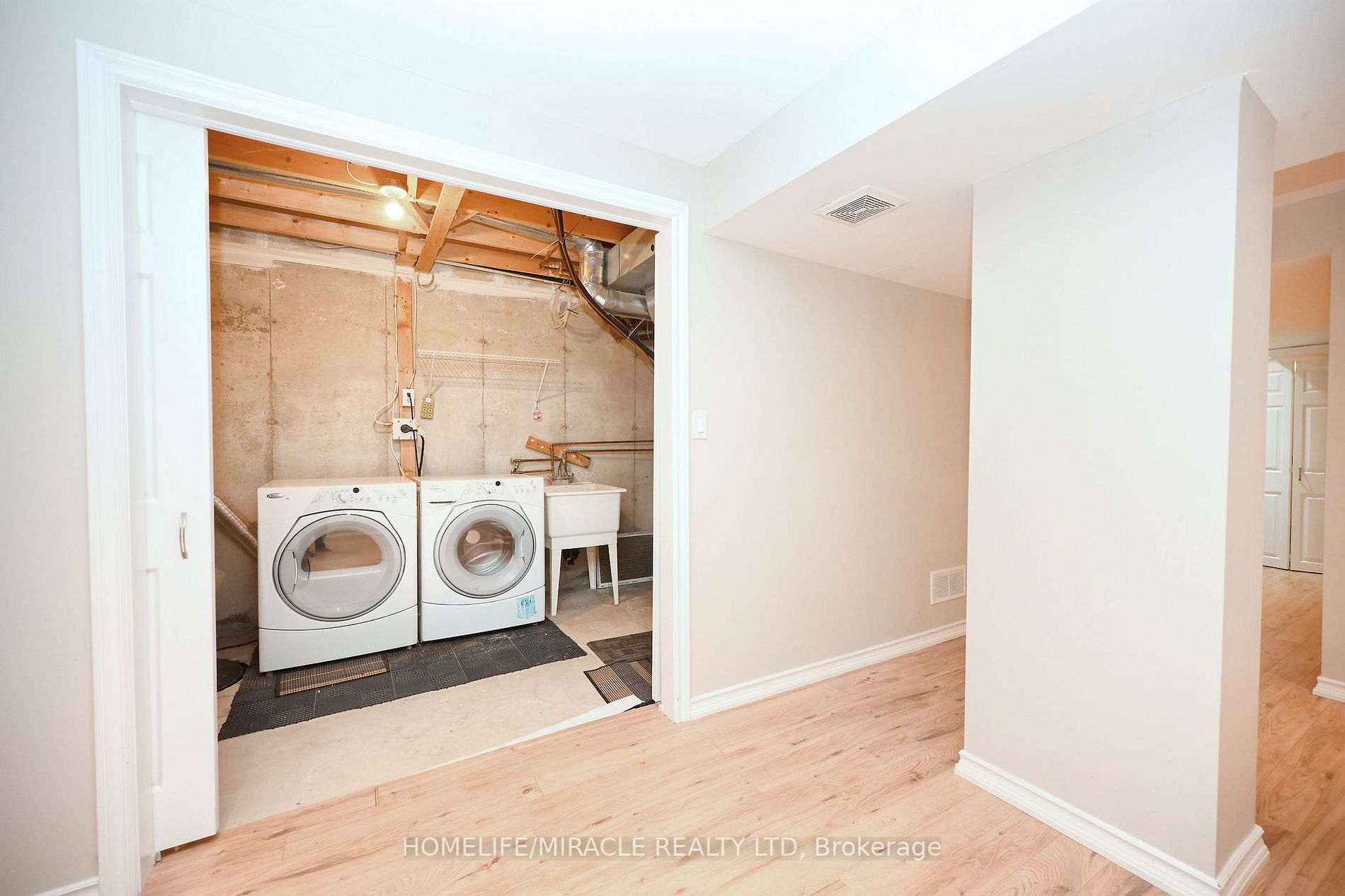 1118 Barclay Circ