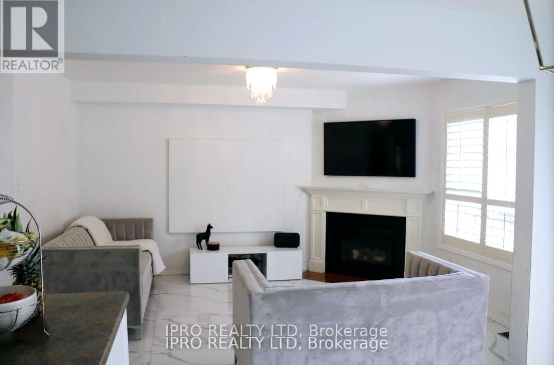 44 Tanglemere Cres N, #1