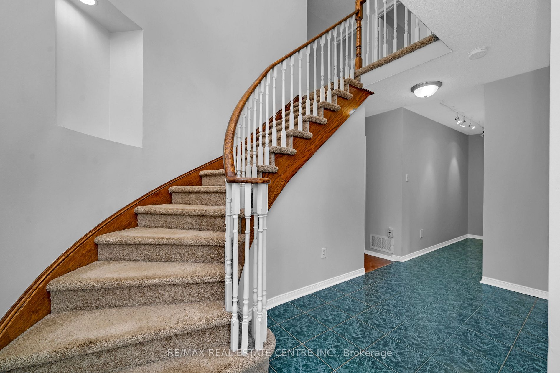 44 CURRY Crescent