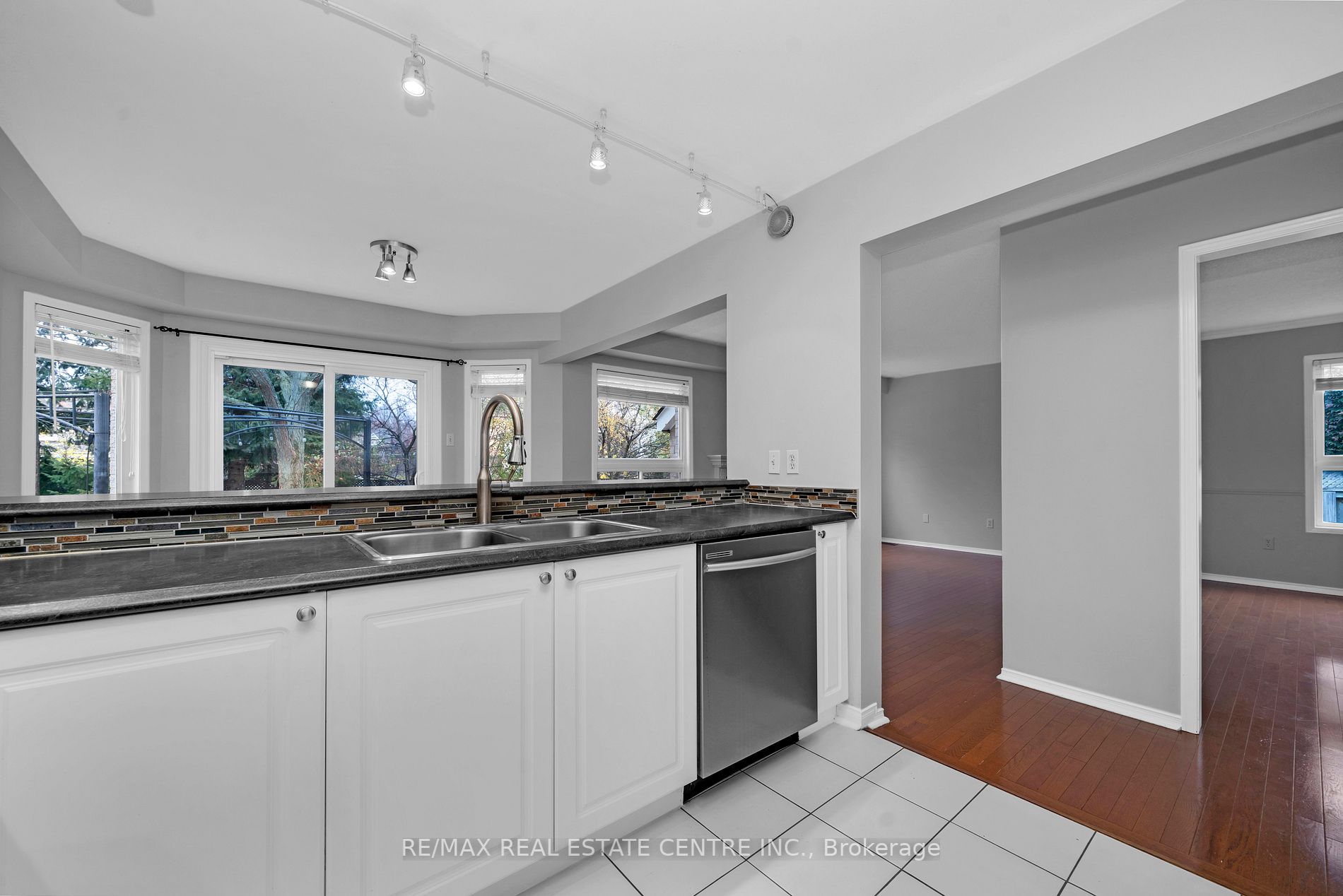 44 CURRY Crescent